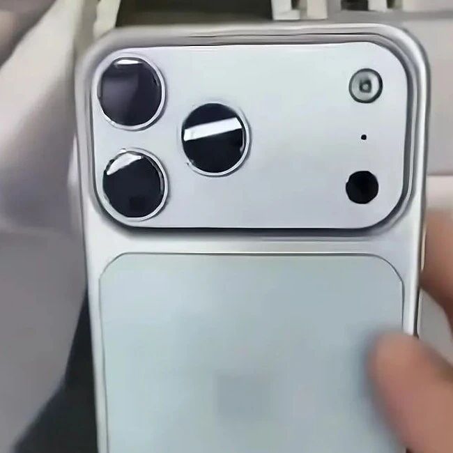 疑似iPhone17ProMax量产机突然曝光，这下真的不演了！