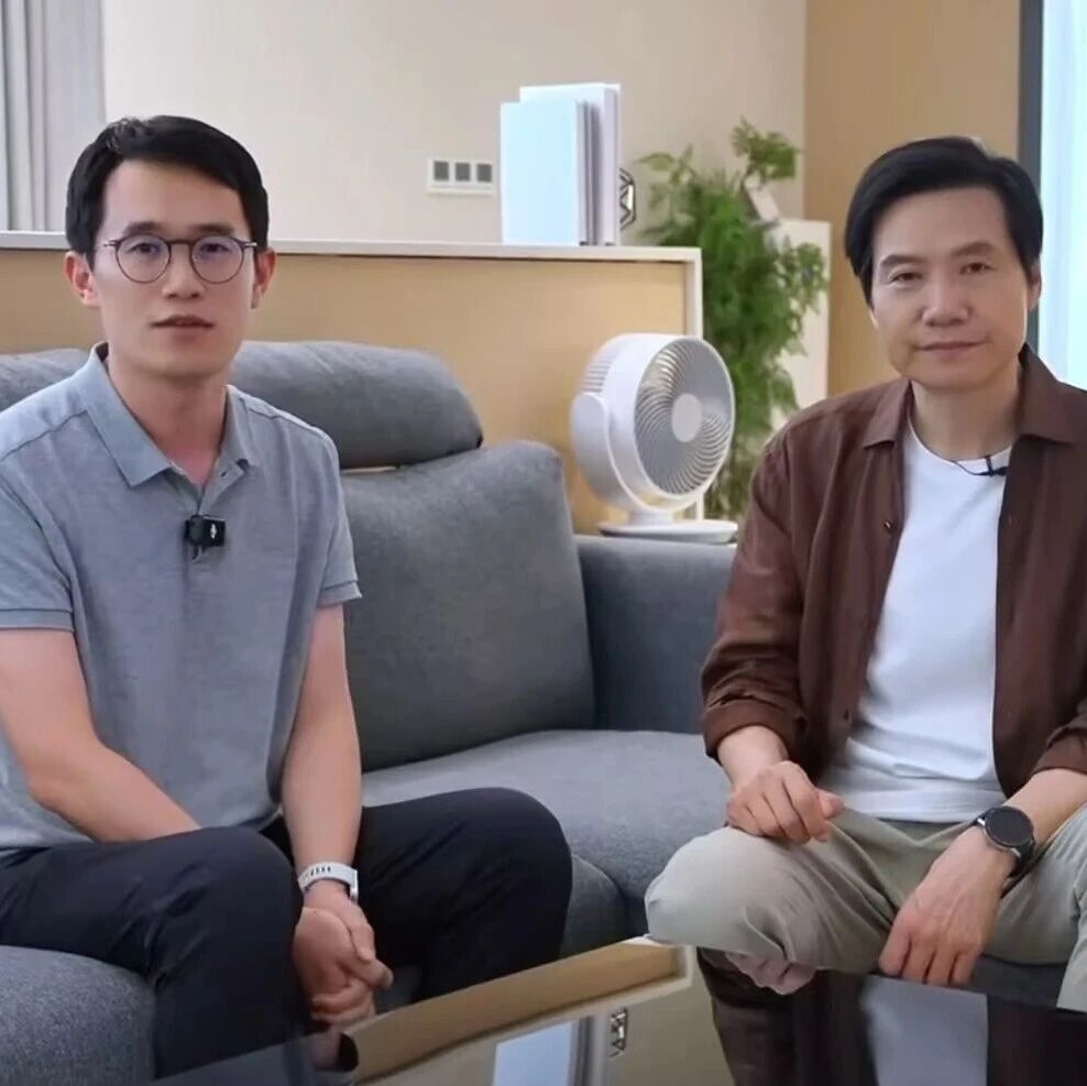 小米通报王腾因泄密被辞退，本人发微博回应；传 IPO 估值 500 亿，宇树回应 ；辛顿自曝被女友用 AI 分手 | 极客早知道