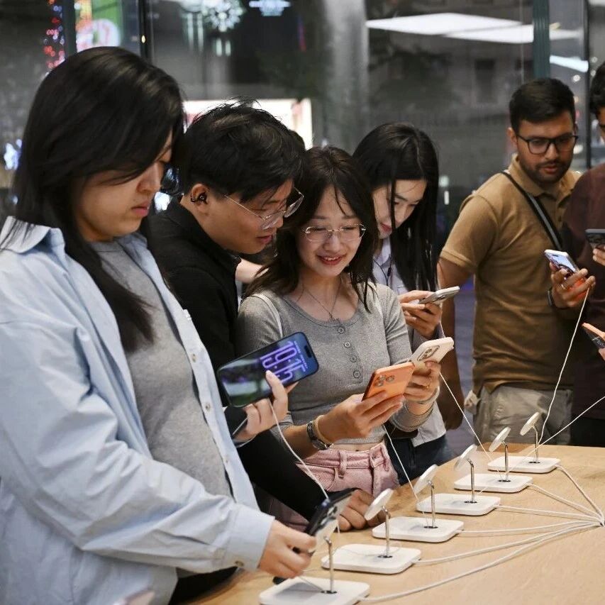 苹果iPhone17开售：黄牛围堵门店「接头」交易，Pro Max加价近千元成爆款