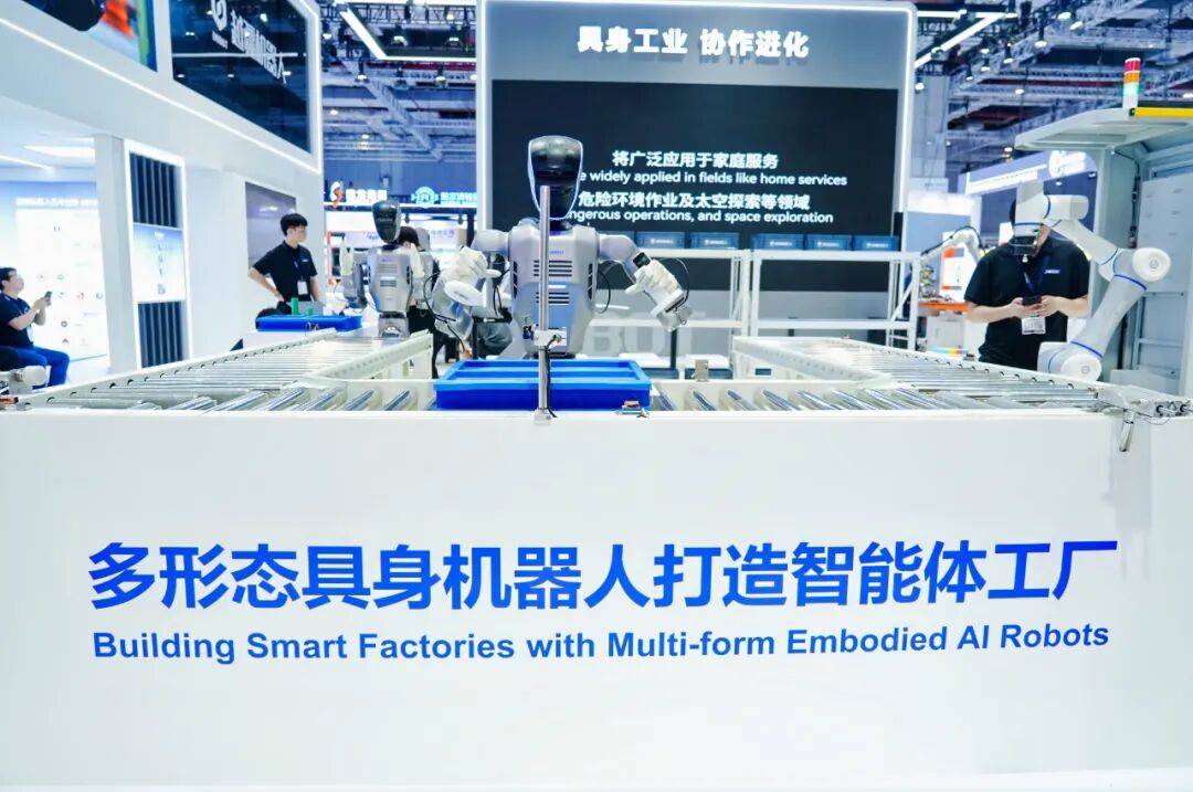 越疆的“关键一跃”：工博会展示从机械臂到人形机器人，按下“具身工业”产业加速键图2
