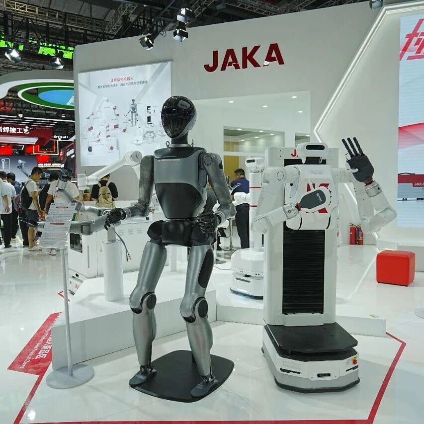 全球首发AI+工业智能机器人操作系统！工博焦点JAKA EVO，重构工业具身智能新范式