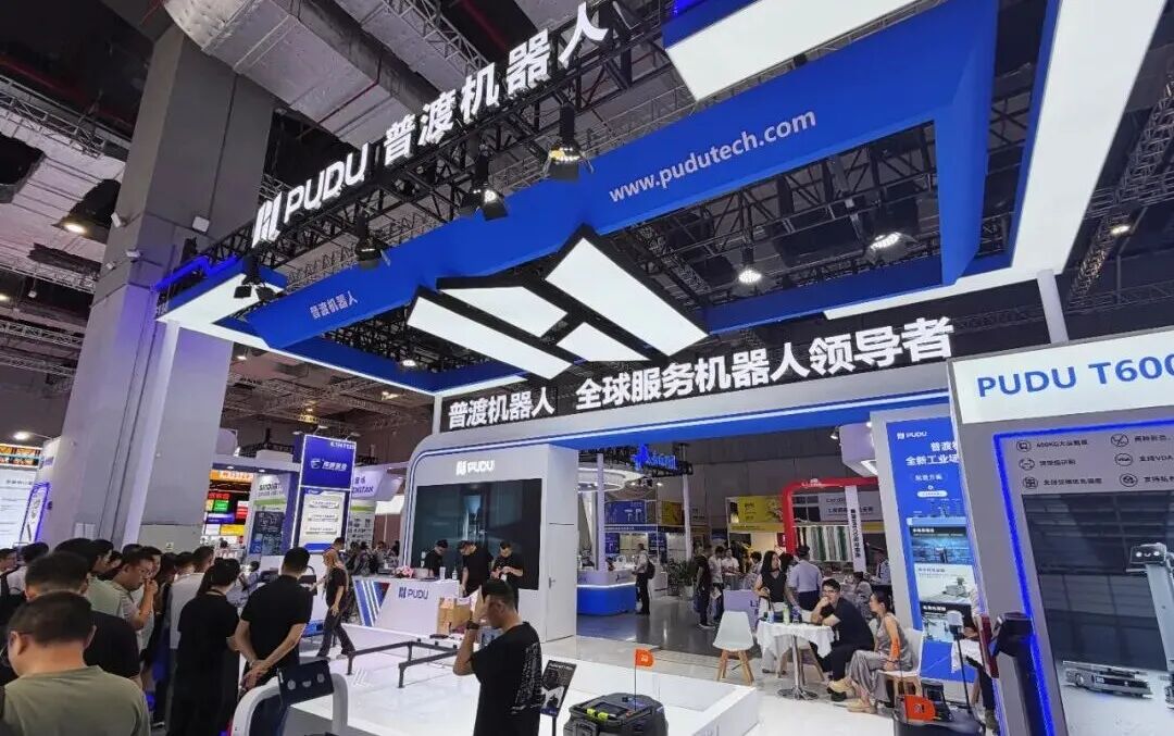 普渡机器人闪耀工博会，「配送+清洁」工业全栈具身智能产品矩阵重磅亮相图1