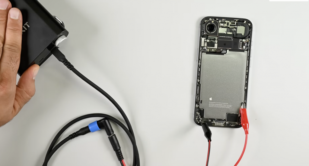 拆解新 iPhone 的「高原」设计，以及「可替换电池」的线索图5