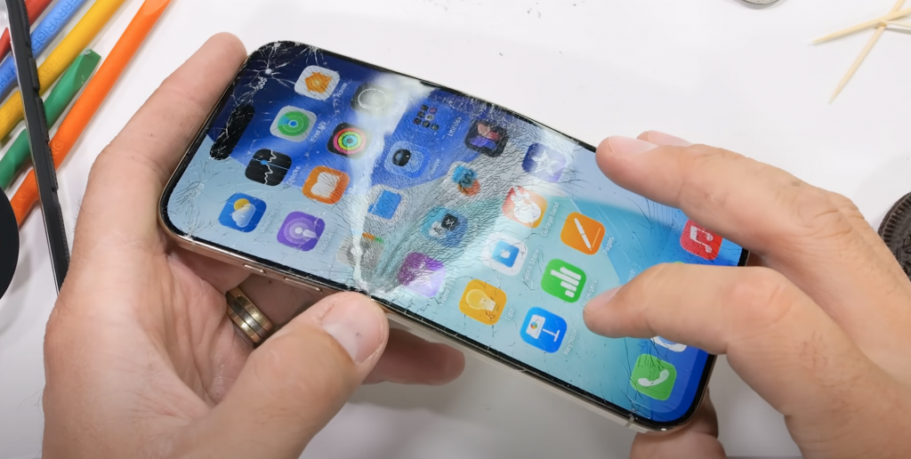 拆解新 iPhone 的「高原」设计，以及「可替换电池」的线索图10