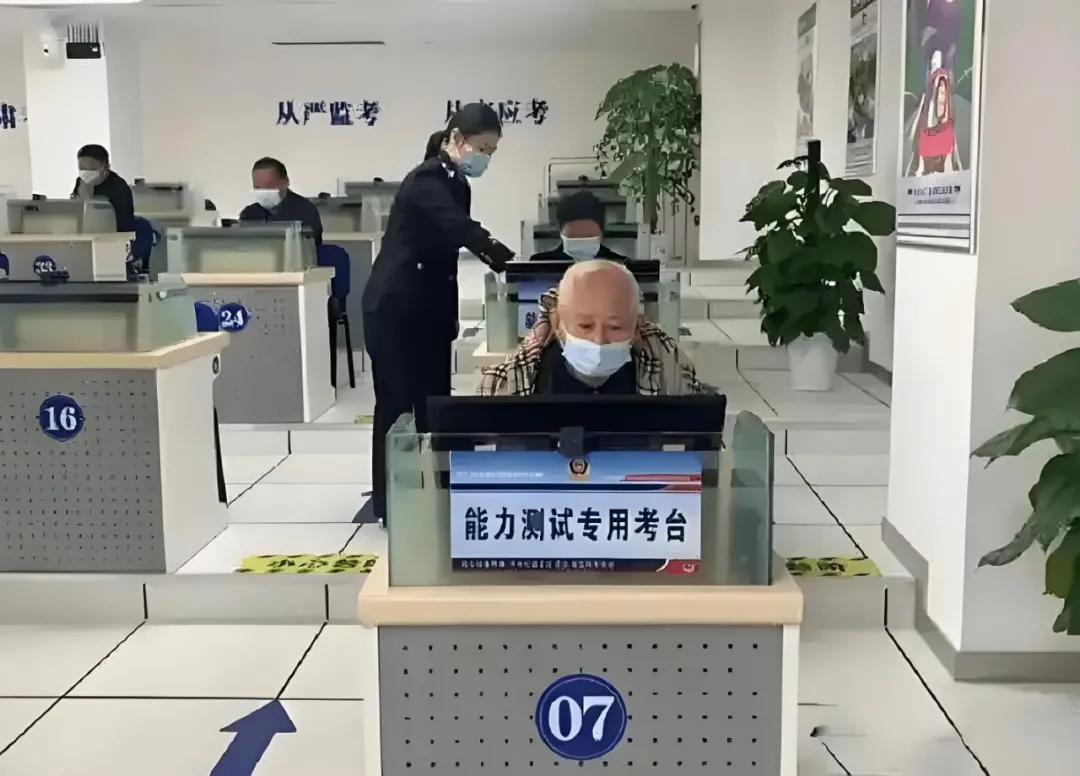 交警提醒：70岁以上老年人更换驾照，“2须知1注意”，别一不小心被注销！图2