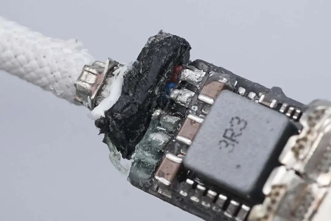拆解报告：苹果港版25W Qi2.2+MagSafe无线充电器图34