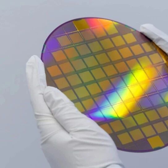 【硬件资讯】有人全球投资，有人全球引资。Intel也有了自己的路径依赖？接洽多家潜在投资方。