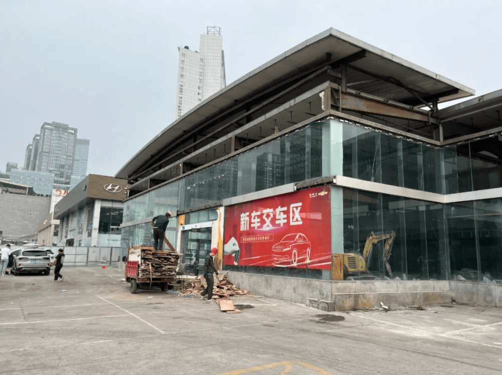 发现一个奇怪现象：四千家4S店退网，燃油车的好日子到头了？毕竟连丰田都开始关店了！图7