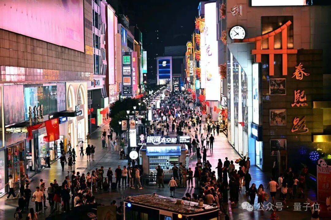 机器人“狂踹不倒”视频刷屏！太空舱遍布城市街巷，银河通用这几手秀麻了图15