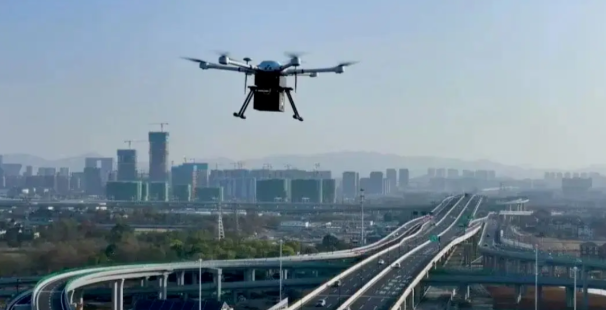 2025年中国低空经济：从政策红利到市场爆发，万亿赛道的重构与突围!图4