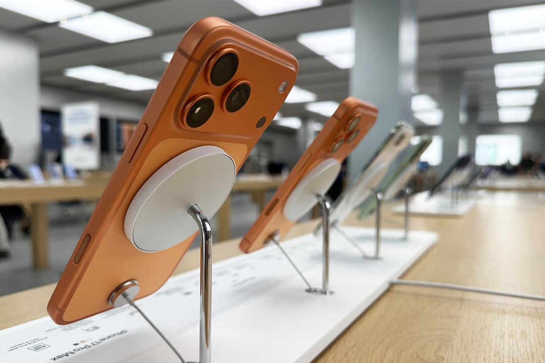 null AirPods 新固件发布﹨iOS 26.0 验证关闭﹨苹果改进 iPhone 展示机支架图3
