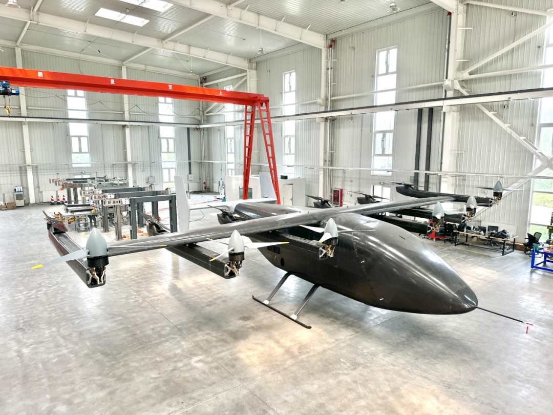 “增程式+复合倾转旋翼”构型eVTOL | 蓝霄航空完成新一轮天使+++轮融资,全尺寸货运版eVTOL样机已总装下线图2