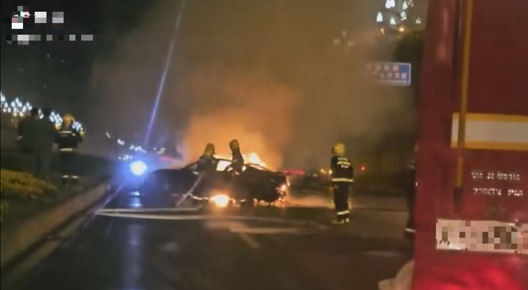 突发!一小米SU7发生交通事故后起火图3
