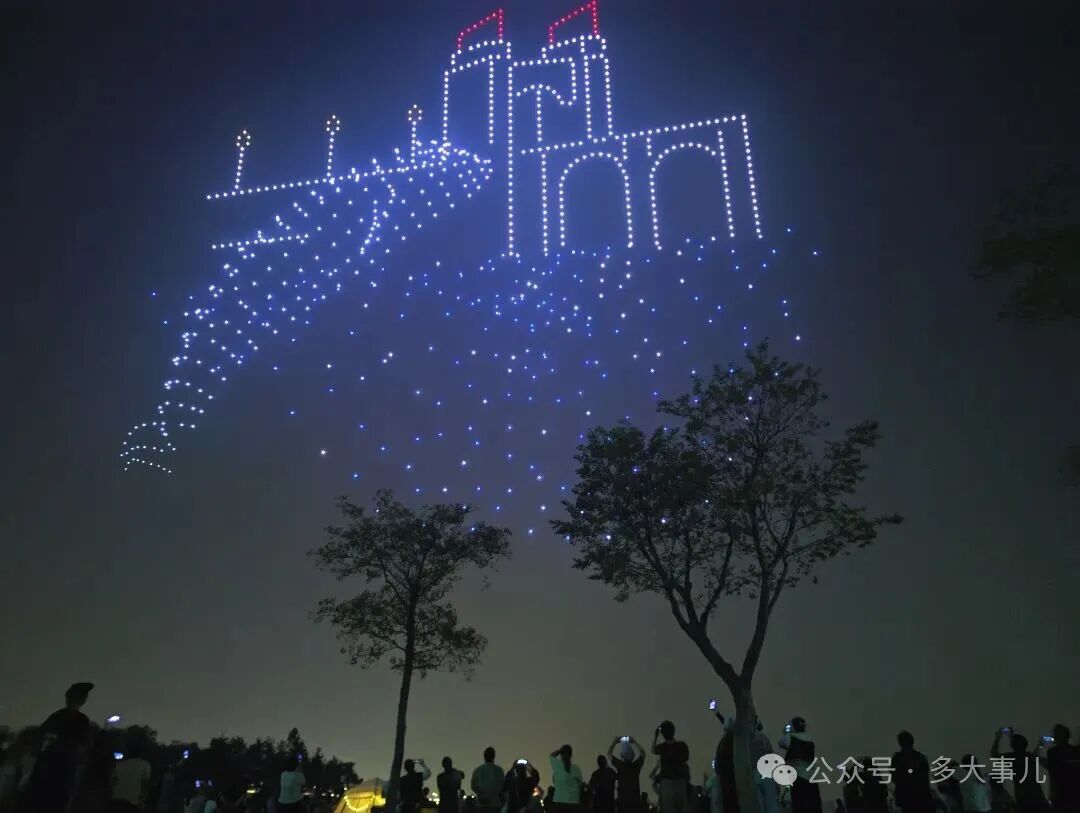 今晚,南京桥北800架无人机在天空中表演…图6