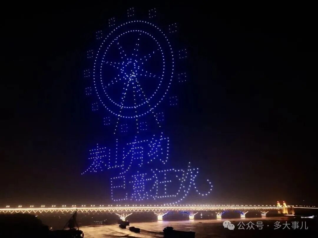 今晚,南京桥北800架无人机在天空中表演…图12