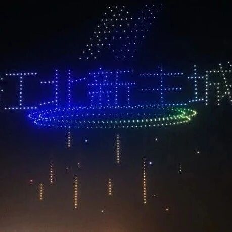 今晚，南京桥北800架无人机在天空中表演…