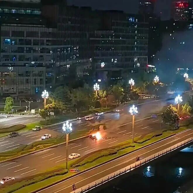 成都电动车事故，再现救援无法打开隐藏式门把手
