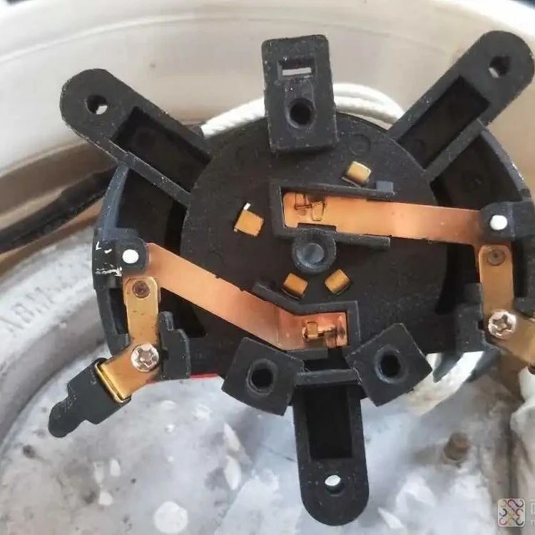 拆了一款烧水壶，温控器里竟然有两个耦合金属片，新知识又增加了一点~
