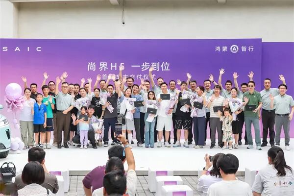 棱镜观察|智能座舱大战:华为鸿蒙暴涨,斑马智行深陷泥沼图3