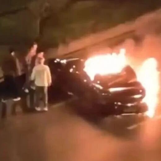 小米SU7碰撞起火，打不开的车门困住了谁？