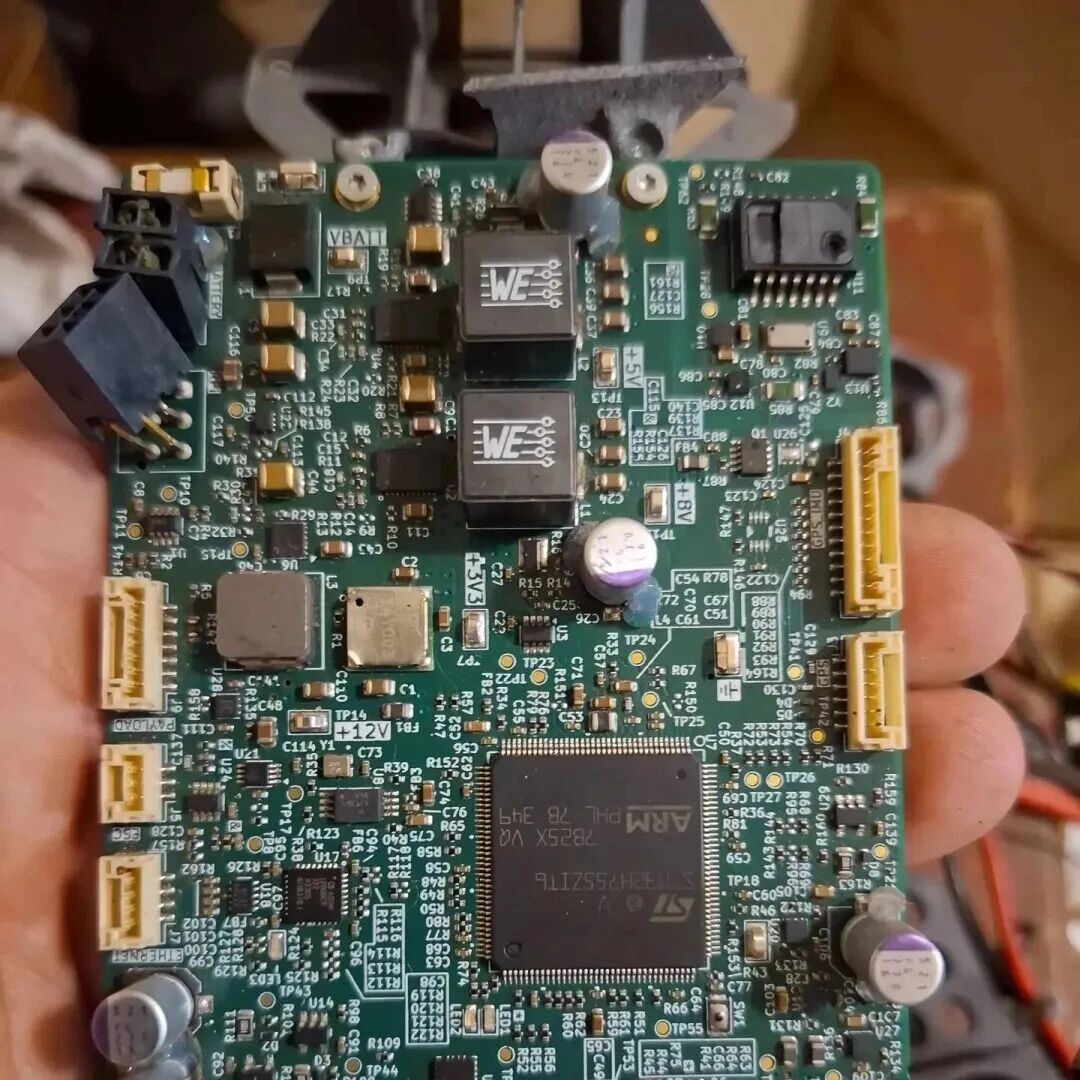 二毛无人机电路板拆解：冗余电源设计，采用了STM32H7+树莓派方案