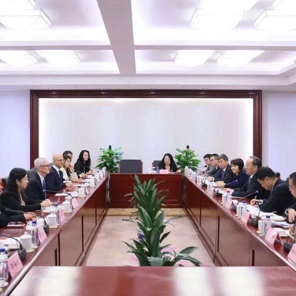 李乐成会见美国苹果公司首席执行官蒂姆·库克