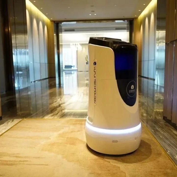 70后女总裁带队敲钟港交所，云迹科技成“机器人服务智能体第一股”，三年半亏9亿压力依旧大
