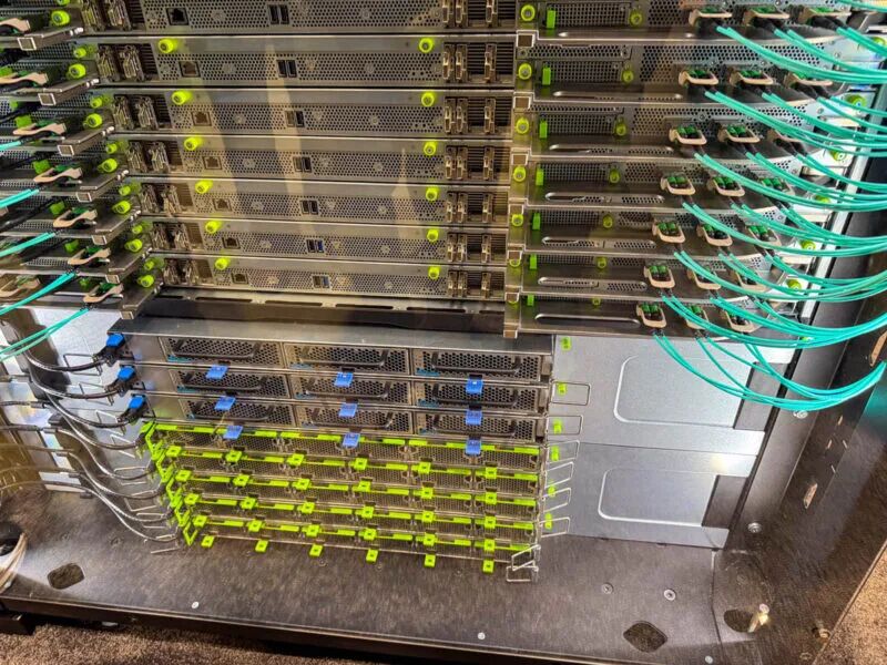 AMD Helios 机架,首次曝光图7