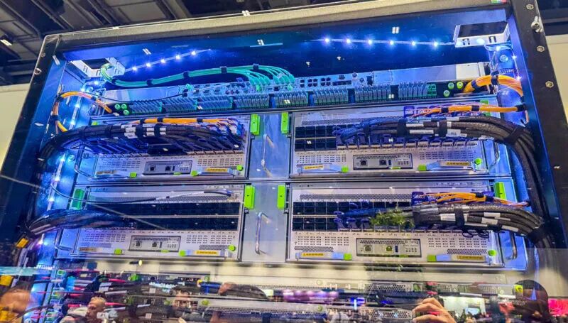 AMD Helios 机架,首次曝光图11