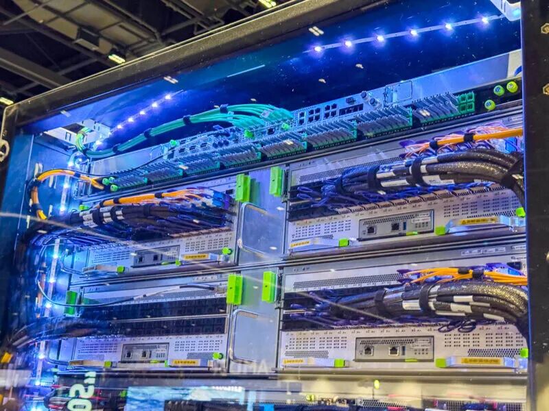 AMD Helios 机架,首次曝光图13