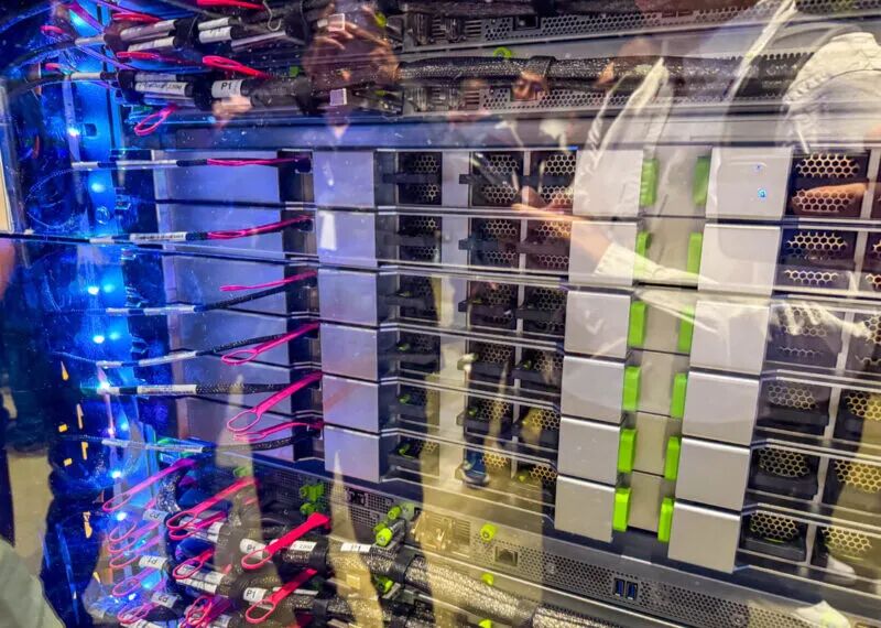 AMD Helios 机架,首次曝光图15