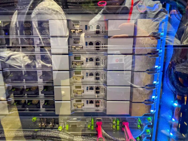 AMD Helios 机架,首次曝光图16