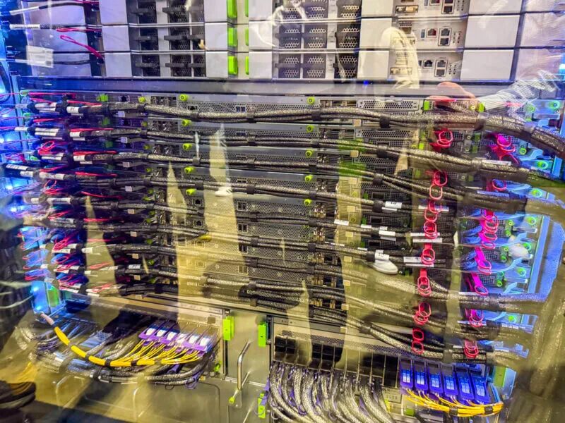 AMD Helios 机架,首次曝光图17