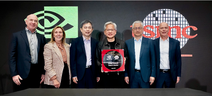 黄仁勋站台,台积电美工厂造出首片英伟达Blackwell晶圆图2