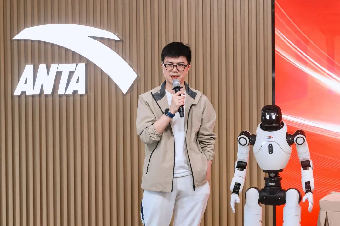 智元机器人携手安踏集团、小鹭智能,共创“AI+机器人+数智运营”新纪元图3