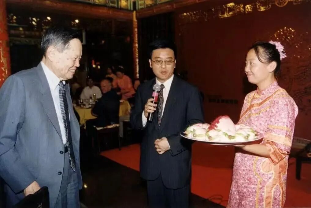 我眼中的杨振宁先生:他的好奇心是科学探索最本真、最持久的动力图3