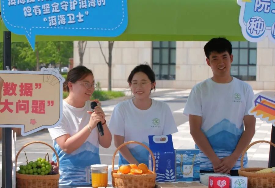 在猪圈写代码、在梨园开直播，拼多多“农业宇宙”里的新农人群像图4