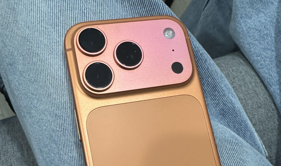 null 极少数橙色 iPhone 17 Pro 机身变色被指与生产工艺瑕疵有关图3