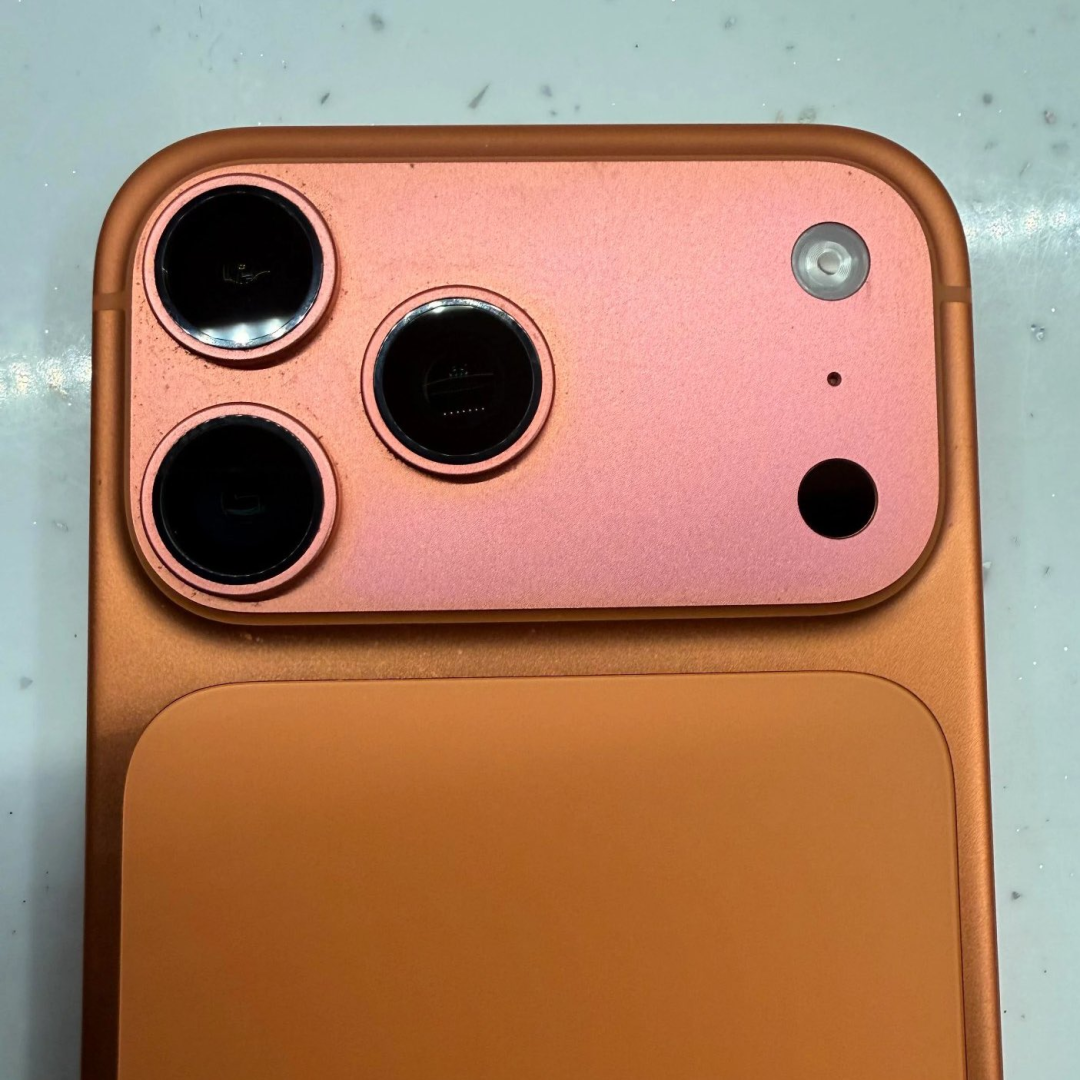 null 极少数橙色 iPhone 17 Pro 机身变色被指与生产工艺瑕疵有关图8