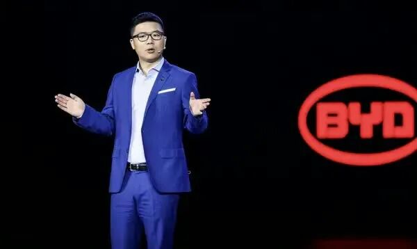 理想回应MEGA 行驶中起火,车主发声/雷军谈K90定价质疑:内存涨价太多/苹果着手调查部分iPhone 17 Pro褪色图12
