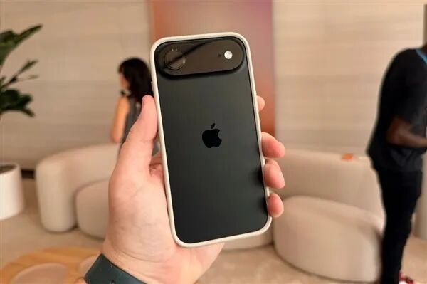 潮讯:鸿蒙将与安卓系统数据互通;《王者荣耀世界》2026春季上线;iPhoneAir经销商降价;iQOO15每年可换4次AR膜图2