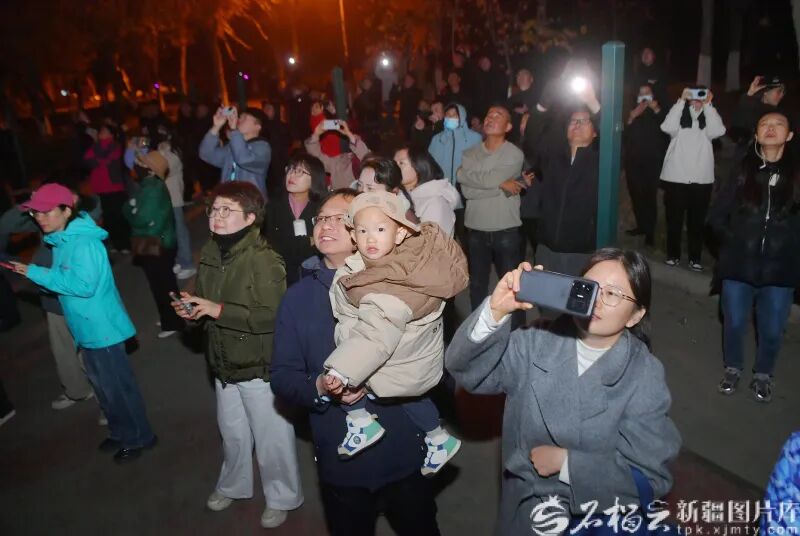 1200架无人机在乌鲁木齐夜空“告白”!图5