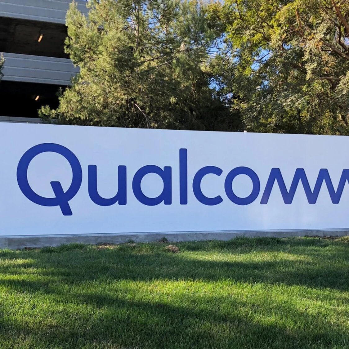 高通发布AI推理芯片,入局数据中心