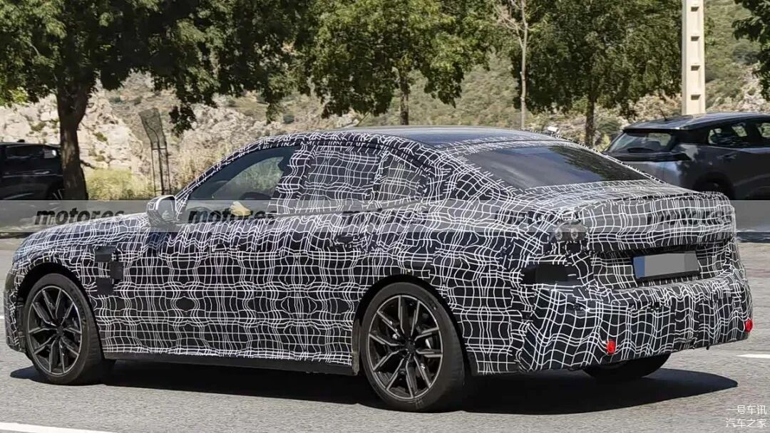 全新宝马3系插混版谍照曝光!图4
