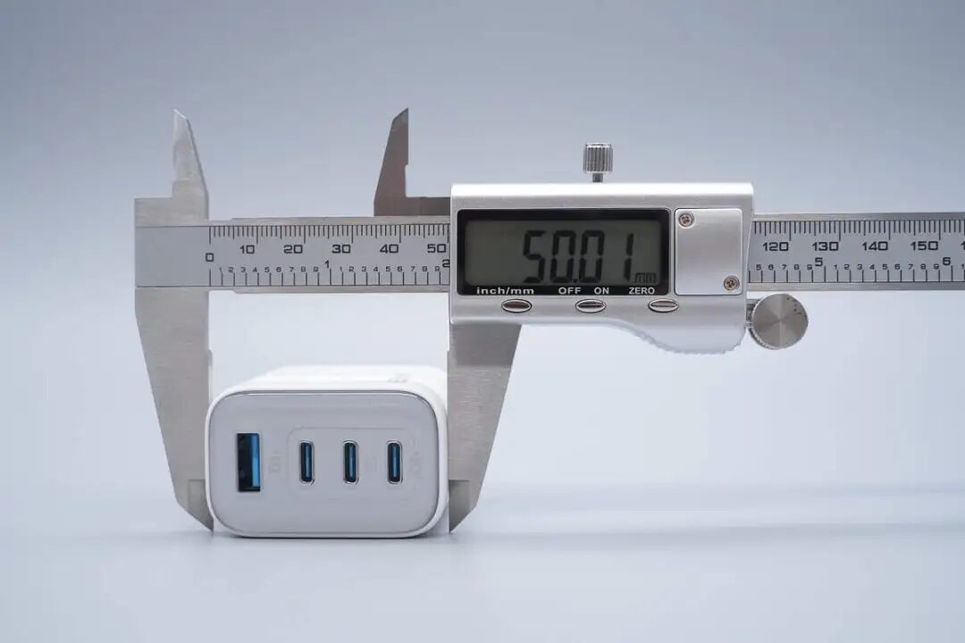 拆解报告:安克70W 3C1A氮化镓快充充电器图6