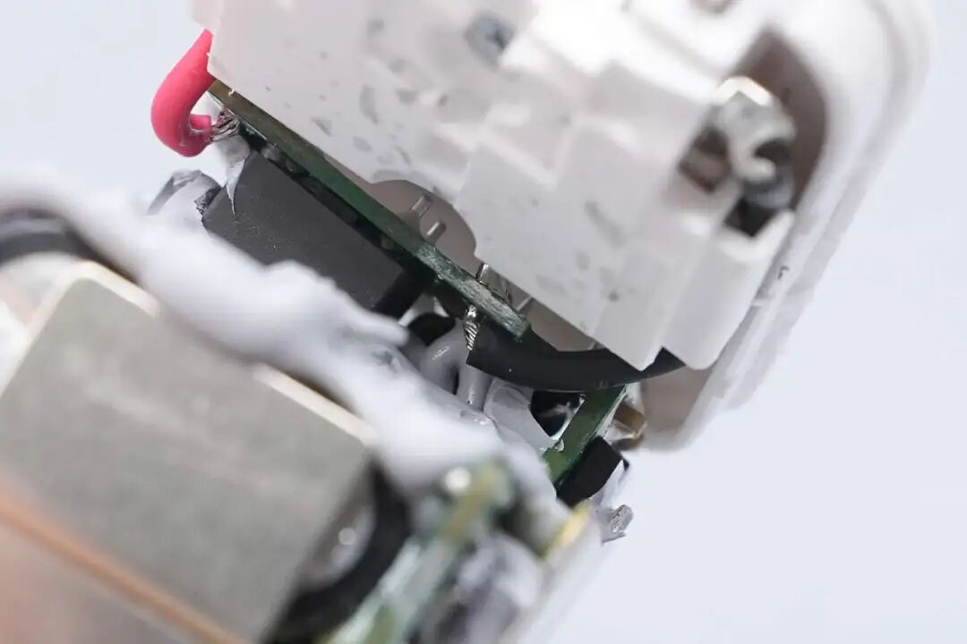 拆解报告:安克70W 3C1A氮化镓快充充电器图19