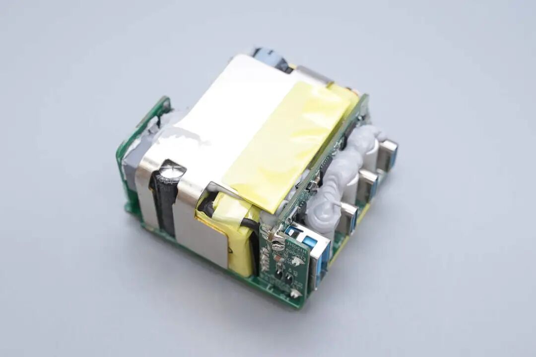 拆解报告:安克70W 3C1A氮化镓快充充电器图23