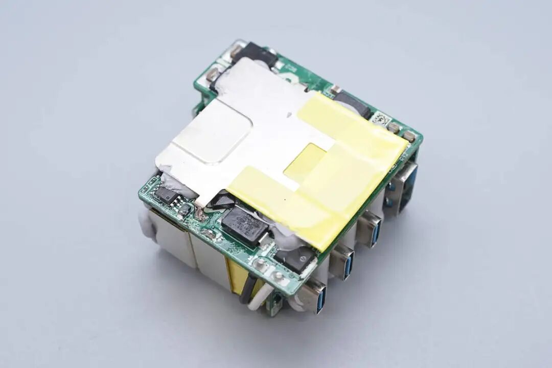 拆解报告:安克70W 3C1A氮化镓快充充电器图24