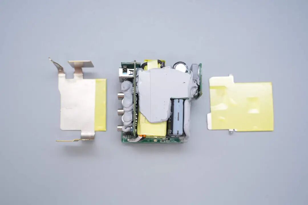 拆解报告:安克70W 3C1A氮化镓快充充电器图25