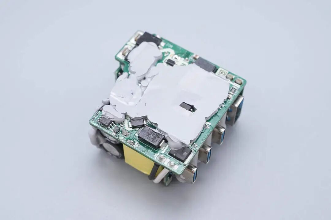 拆解报告:安克70W 3C1A氮化镓快充充电器图26